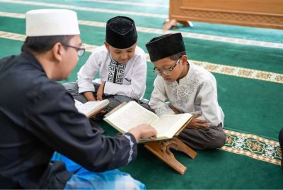 KEPADA mereka tidak pandai atau kurang lancar membaca al-Quran, masih ada kesempatan lagi untuk memperbaiki bacaan masing-masing dengan berguru. -Foto: Canva