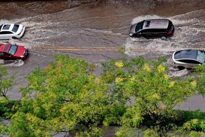 Pengguna jalan raya meredah banjir di Shanghai, timur China - Foto:Xinhua
