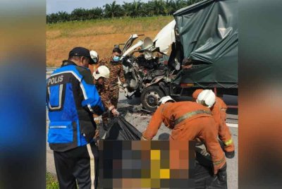 Mayat mangsa yang berjaya dikeluarkan diserahkan kepada pihak polis untuk tindakan lanjut. Foto ihsan Bomba Perak