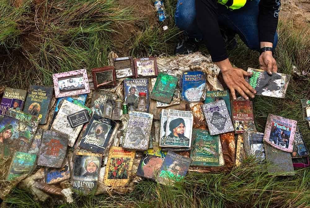Polis merampas pelbagai jenis buku dan dokumen berkaitan GISBH yang ditanam di tepi pinggir sungai, selain ada yang turut dibakar. Foto Bernama