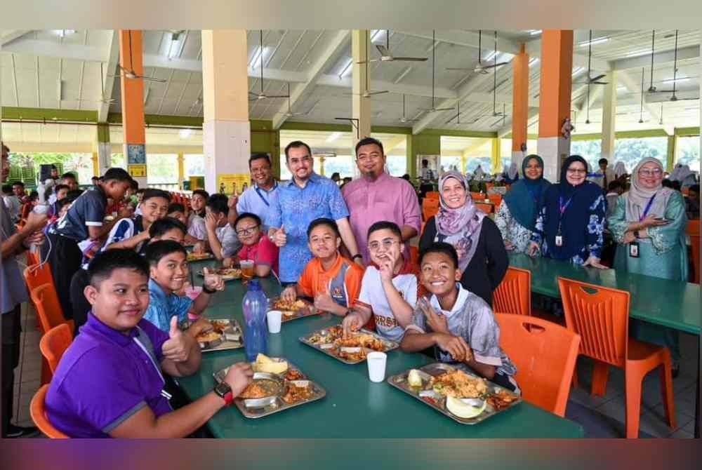 Asyraf Wajdi melakukan pemeriksaan mengejut di MRSM Mersing, Johor.