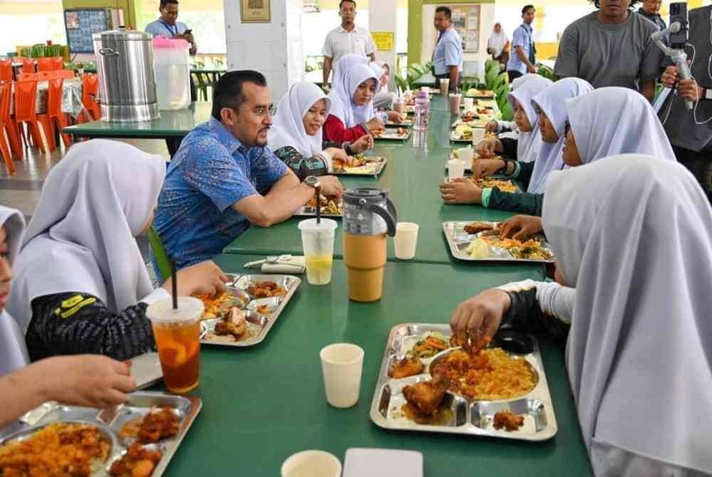 Asyraf Wajdi melakukan pemeriksaan mengejut di MRSM Mersing, Johor.