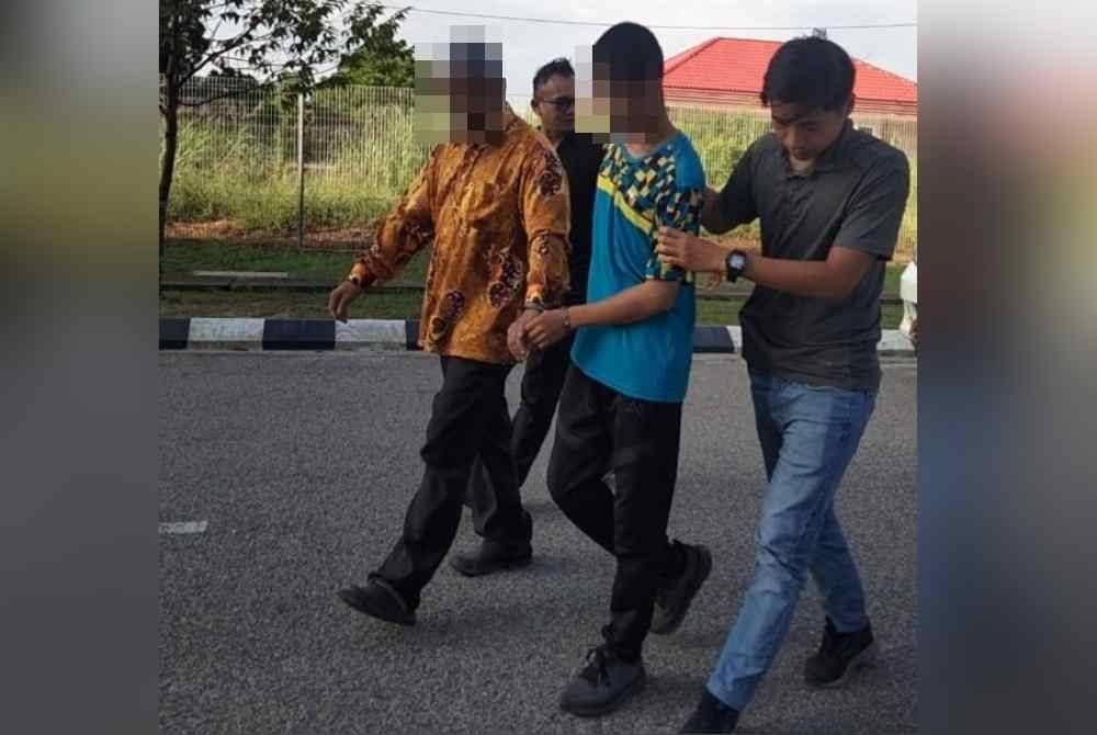Dua daripada empat beranak tiba di Mahkamah Kota Bharu untuk permohonan reman