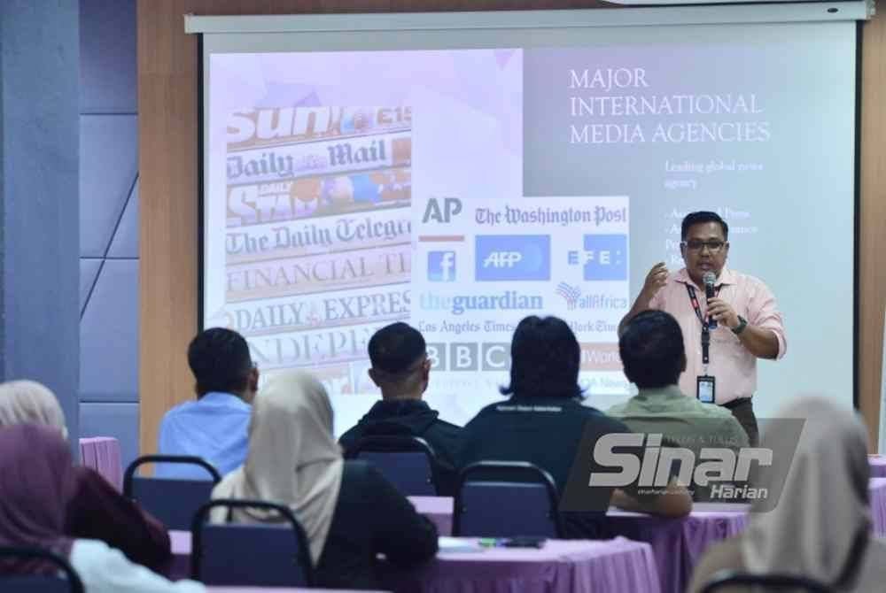 Zamri memberi penerangan kepada peserta mengenai operasi media di Malaysia dan luar negara. Foto Sinar Harian-ASRIL ASWANDI SHUKOR