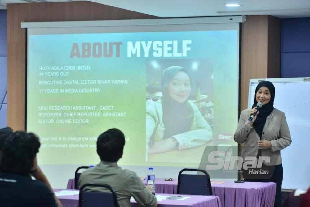 Pengarang Eksekutif (Digital) Sinar Harian, Ruzy Adila Idris memberikan penerangan mengenai fungsi media sosial sebagai medium hebahan maklumat. Foto Sinar Harian-ASRIL ASWANDI SHUKOR