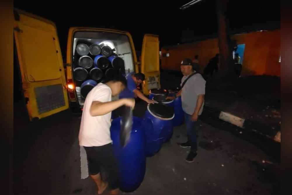 Penduduk mengambil air daripada tangki air yang disediakan PBAPP.