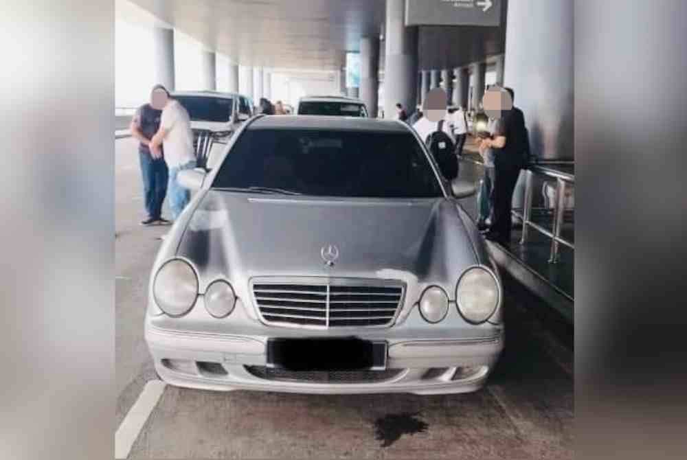 JPJ menyita sebuah kereta jenis Mercedez-Benz yang digunakan untuk khidmat kereta sewa haram di KLIA Terminal 2, Sepang pada Isnin.