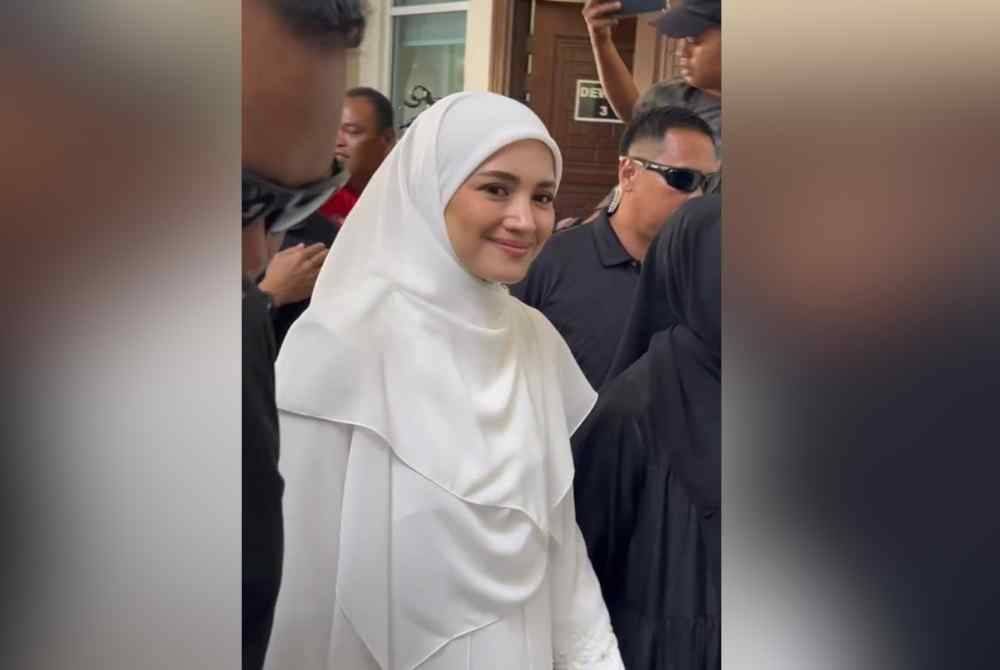 Fazura ketika hadir di Mahkamah Rendah Syariah Petaling pada Rabu.