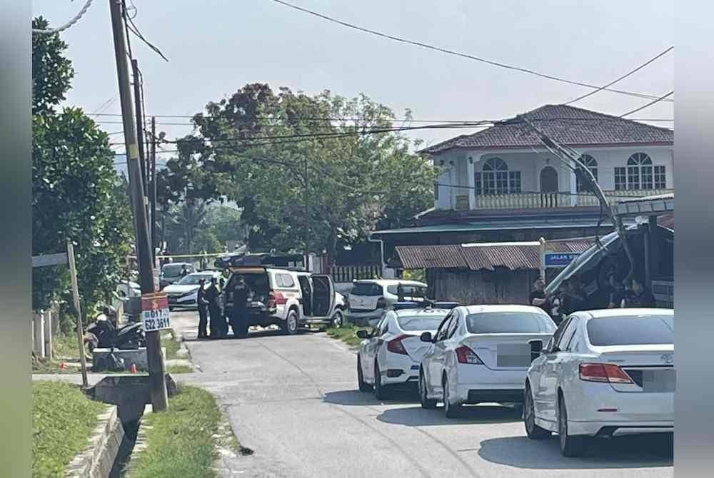 Pasukan forensik polis menjalankan siasatan di lokasi kejadian tembak di Kampung Baru Kundang, Rawang pada Rabu.
