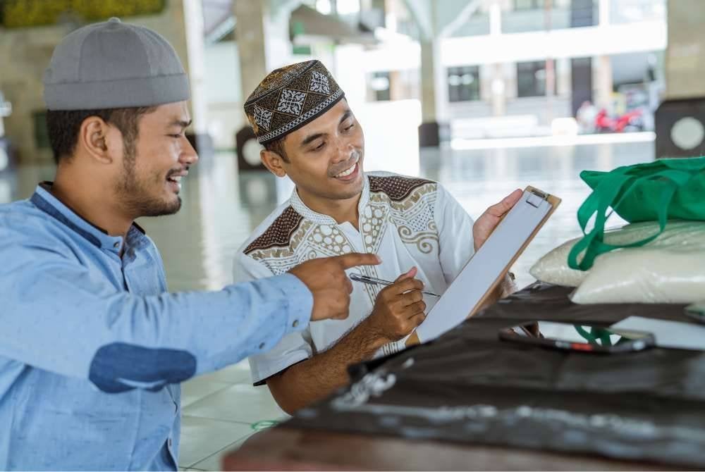 PERBUATAN biasa berkenaan perkara-perkara diharuskan walaupun berkait urusan dunia disertai dengan ketawa yang sedikit, selagi tidak mengganggu orang sedang solat adalah dibenarkan dan dibolehkan. -Foto: Canva