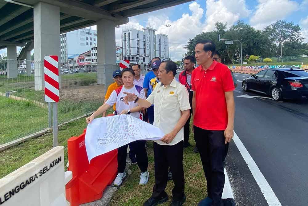 Ahmad Maslan meninjau lokasi projek pembesaran jalan di persimpangan Jalan Ayer Hitam, Jalan Mengkibol, Jalan Station dan Jalan Mersing pada Rabu.