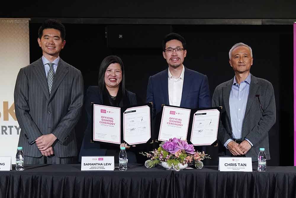 Samantha Lew (dua dari kiri) dan Chris Tan (dua dari kanan) pada majlis menandatangani perjanjian yang disaksikan oleh, Timbalan Pengarah Urusan Kumpulan OSK, Ong Ju Xing (kiri) dan Greenwillow Capital Management Pte Ltd, Loh Wai Keong (kanan) yang diadakan pada Rabu.- FOTO SINAR HARIAN-ROSLI TALIB