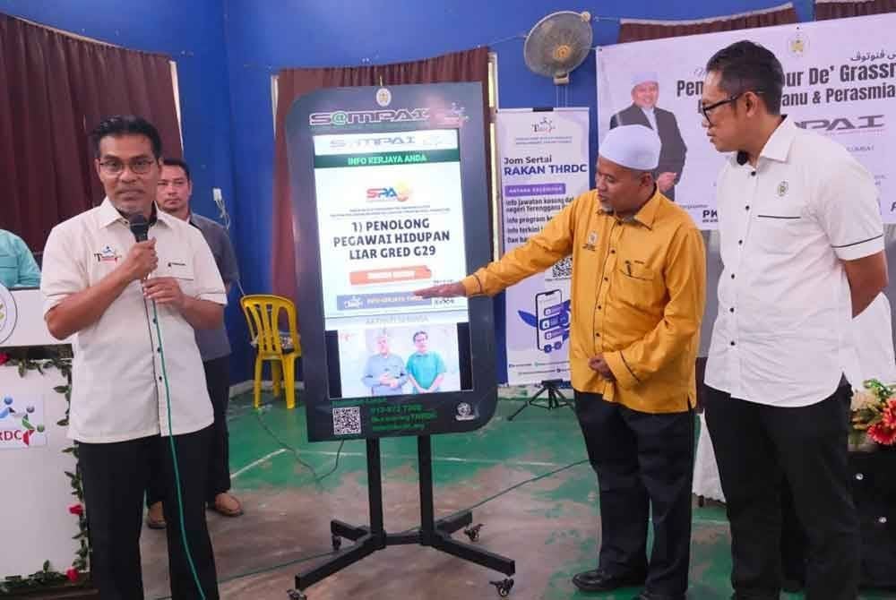 Ariffin (tengah) merasmikan Sistem Maklumat Pekerjaan Akar Umbi (S@MPAI) di Alur Limbat di sini pada Rabu