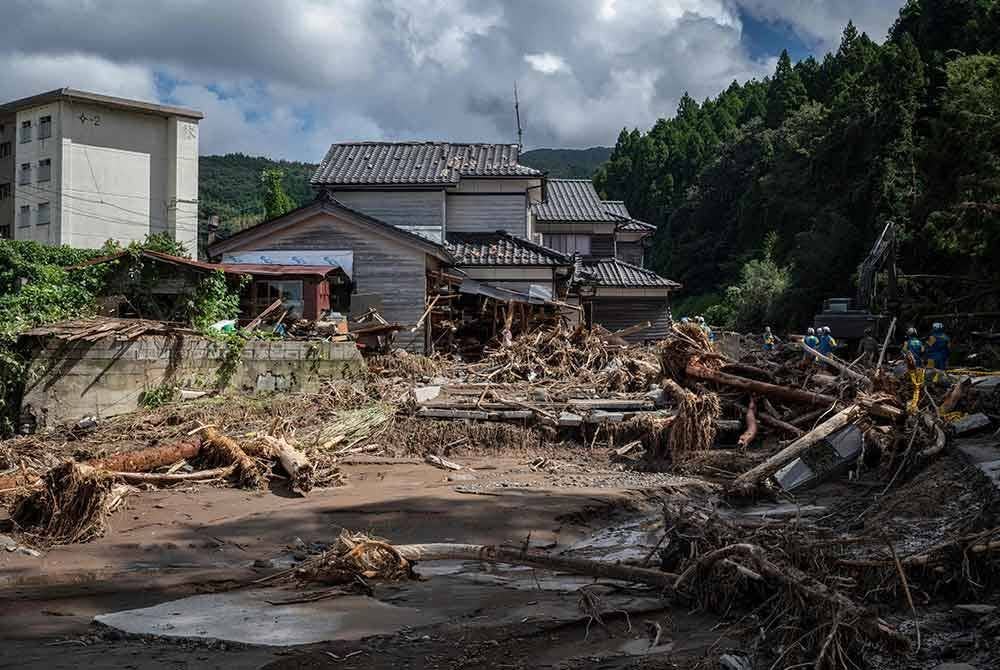 Sebuah rumah yang rosak akibat banjir berikutan hujan lebat di bandar Wajima, wilayah Ishikawa pada 23 September 2024. Foto AFP
