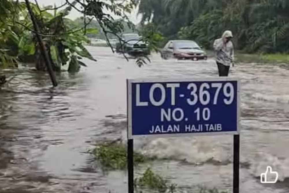 Beberapa jalan utama di Jalan Kebun dinaiki air akibat hujan lebat.