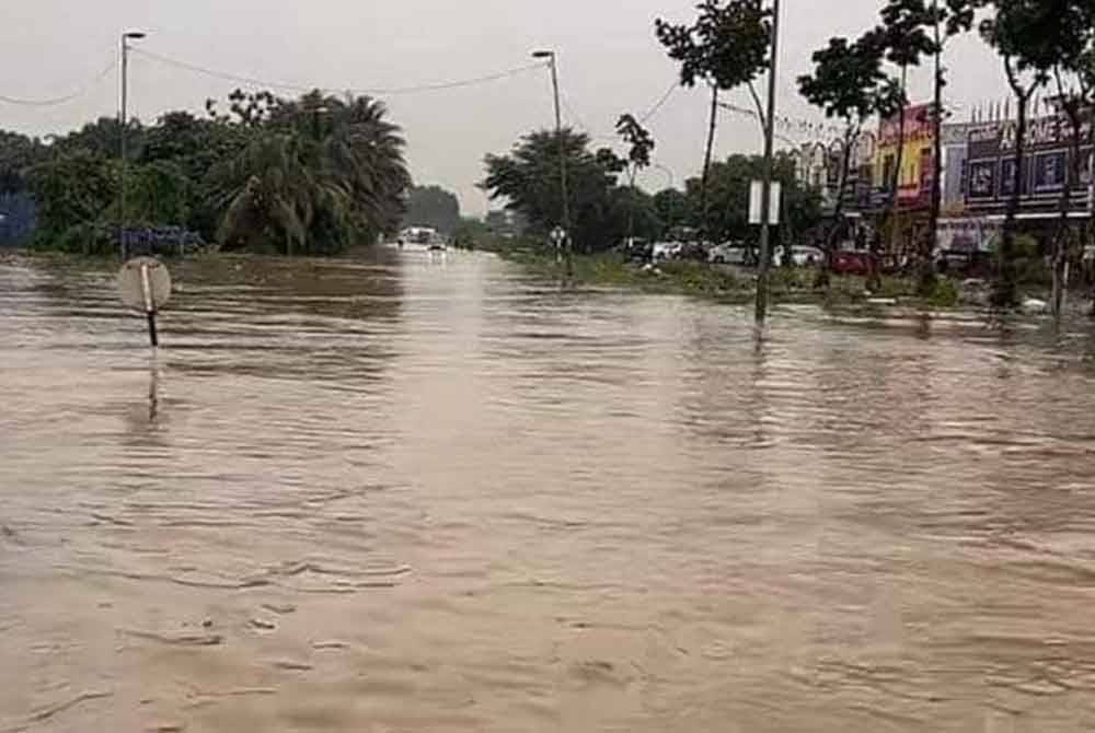 Keadaan jalan berdekatan Econ Save di Jalan Kebun dinaiki air.