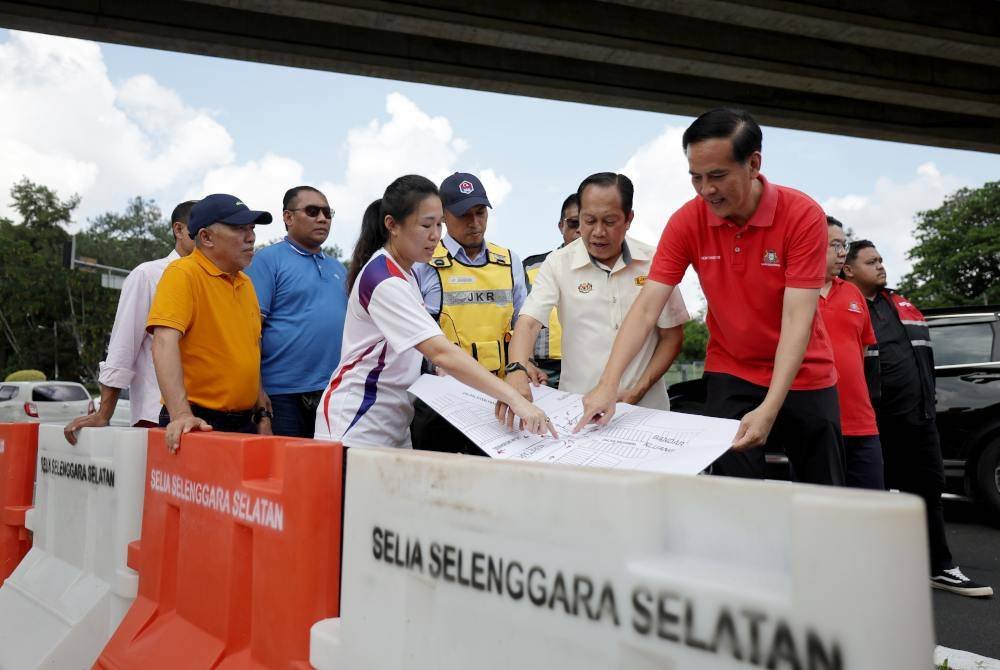 Ahmad Maslan, Shu Qi dan Chong Sin meninjau Kerja-Kerja Penyelenggaraan Jalan Secara Reconstrurction, Mill & Pave dan lain-lain kerja berkaitan di Seksyen 52.90-55.00 Laluan Batu Pahat-Mersing FT50 pada Rabu. Foto Bernama