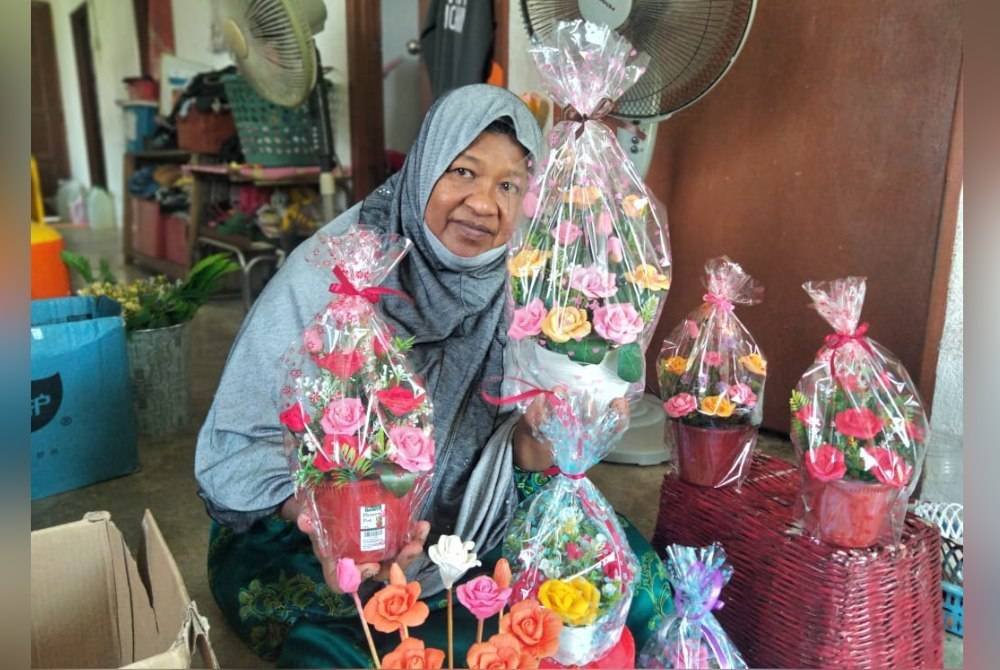 Ruhana bersama sebahagian gubahan bunga sabun yang ditempah pelanggan.