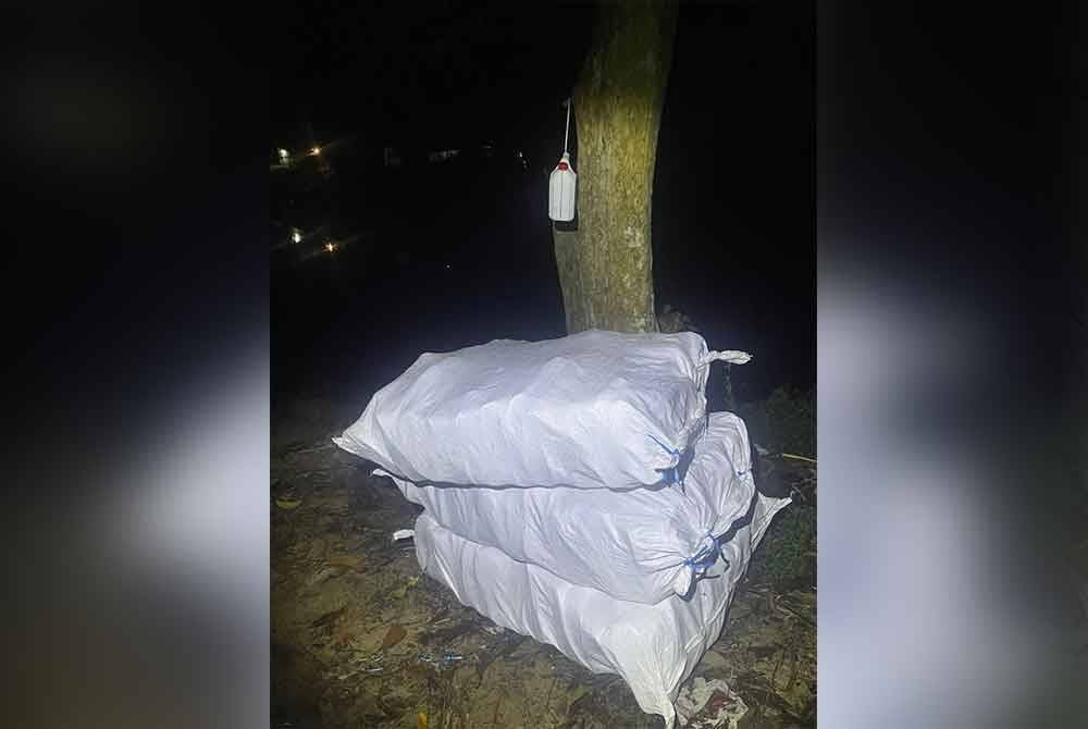 Tiga guni besar berisi kasut terpakai tanpa dokumen pengimportan sah. Foto PGA Briged Tenggara