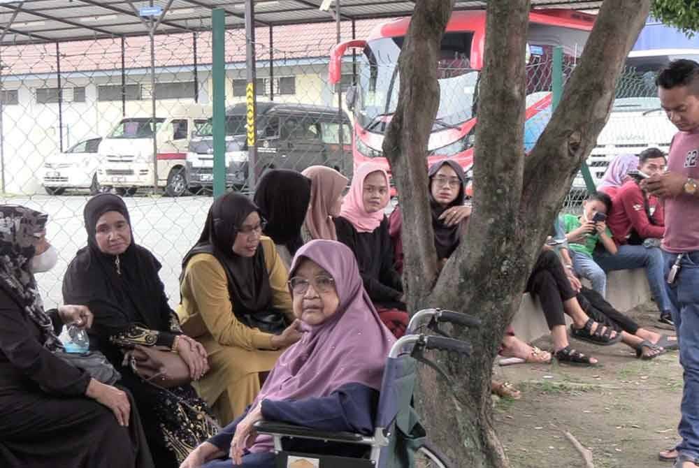 Ahli keluarga yang menunggu proses bedah siasat dijalankan ke atas mangsa di Jabatan Forensik Hospital Raja Permaisuri Bainun (HRPB) Ipoh.