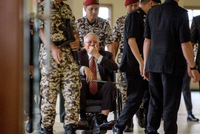 Najib (tengah) hadir di Kompleks Mahkamah Kuala Lumpur pada Rabu. Foto Bernama