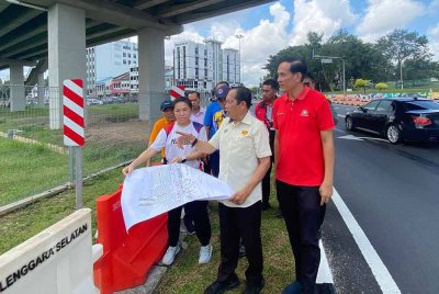 Ahmad Maslan meninjau lokasi projek pembesaran jalan di persimpangan Jalan Ayer Hitam, Jalan Mengkibol, Jalan Station dan Jalan Mersing pada Rabu.