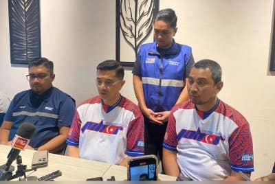 Mohamed Azmin (duduk,tengah) pada sidang akhbar di Kluang, pada Rabu.