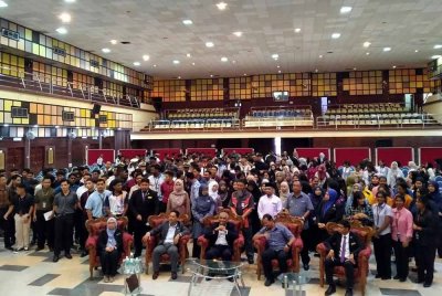 Khairudin (duduk, tengah) bersama pelajar dan warga PUO selepas menyempurnakan Majlis Penutup Hari Terbuka PUO dan Festival Makanan 2024 di Dewan Jubli Perak, PUO di sini pada Rabu.