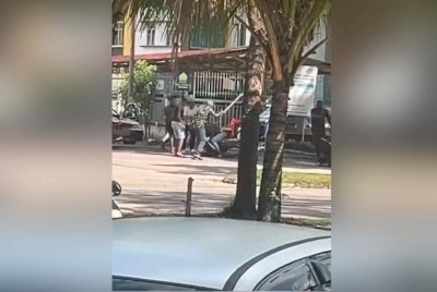 Tangkap layar rakaman video pergaduhan berkenaan.