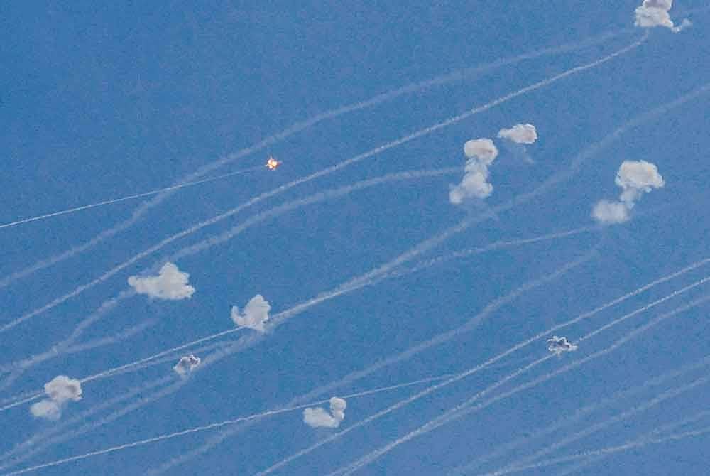 Roket yang dilancarkan Lubnan telah dipintas sistem pertahanan Iron Dome milik Israel di wilayah Upper Galilee. - AFP