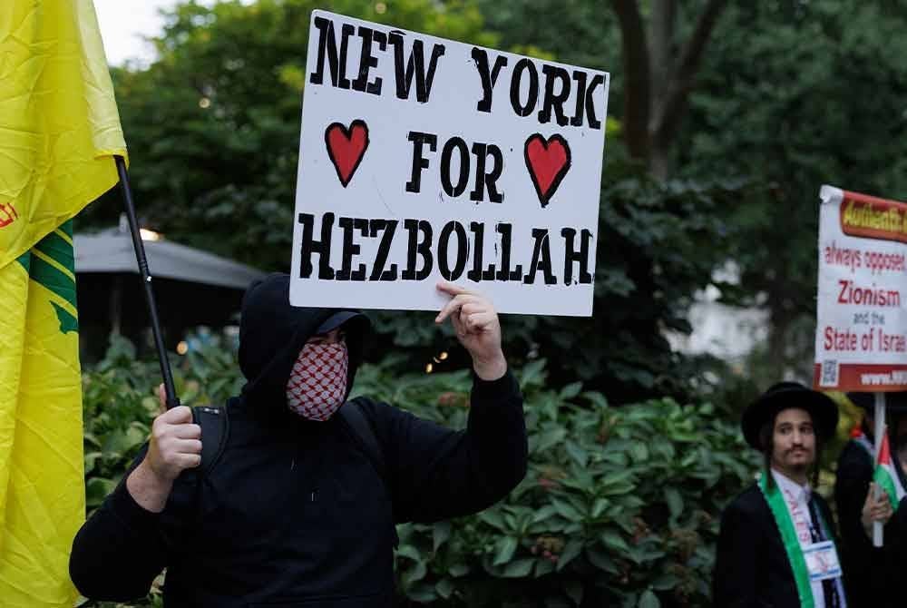 Orang ramai mengambil bahagian yang menyokong kumpulan Hizbullah di Madison Square Park di New York. - AFP