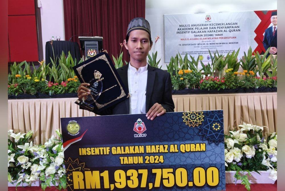 Ubaidullah menerima Anugerah Hafaz Terbaik anjuran Majlis Agama Islam Wilayah Persekutuan, baru-baru ini.