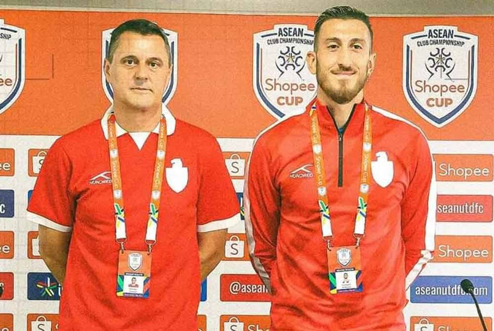 Kuljanac bersama tonggak KL City, Giancarlo Gallifuoco selepas sidang akhbar pada Rabu. - Foto: KL City FC