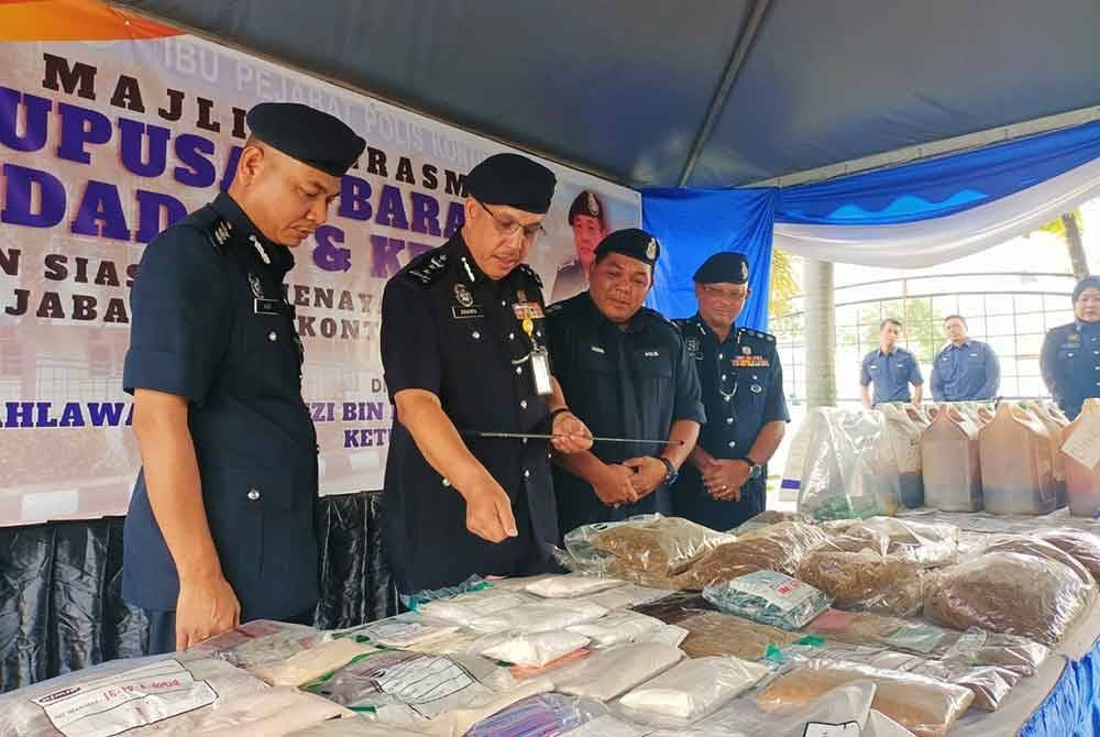 Zulkafli (dua dari kiri) menunjukkan sebahagian dadah yang dirampas untuk dihantar kepada pelupusan.
