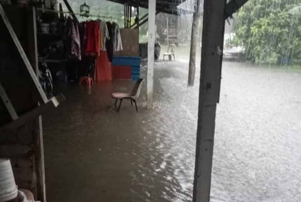 Air mula memasuki kawasan rumah penduduk di Kampung Bukit Lanchong pada petang Rabu.