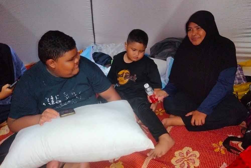 Yusmaria (kanan) dan keluarganya kini ditempatkan di PPS Dewan Camelia.