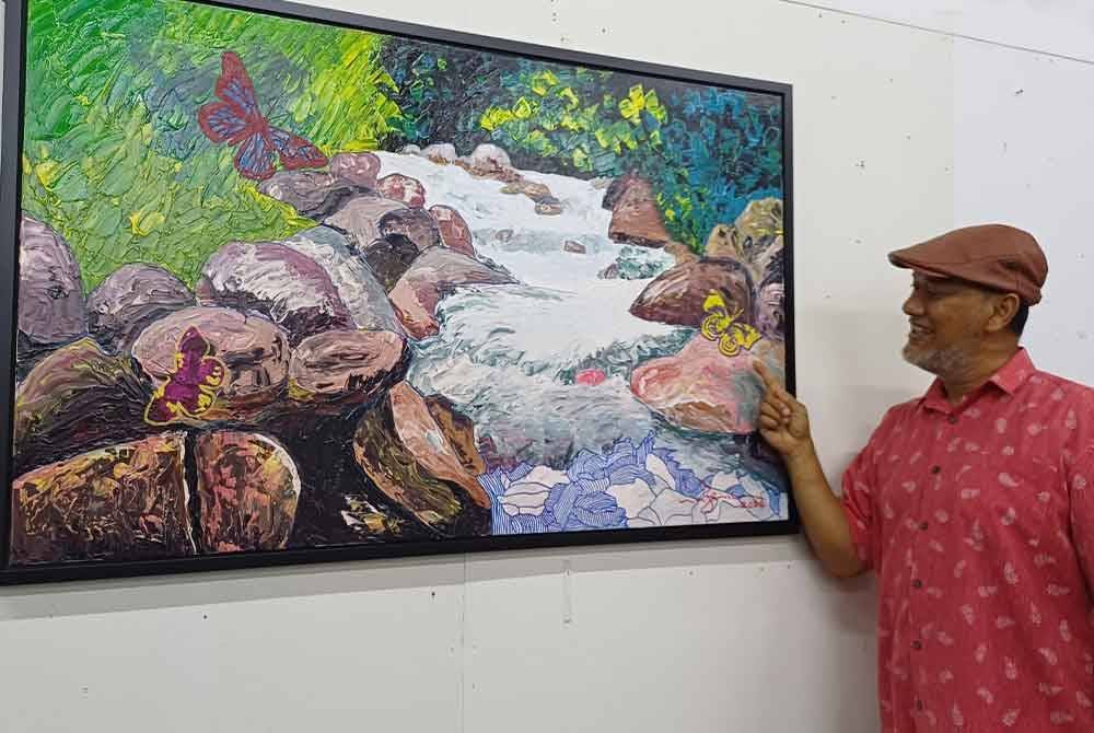 Ahmad Nazrin menunjukkan lukisan Sungai Rengat di Ulu Cheka, Jerantut, yang telah berjaya disiapkan bagi pameran 'The Scenic Sights of Pahang 2.0’ yang dijangka berlangsung bulan depan diGaleri ARTIC di Jalan Gambut.