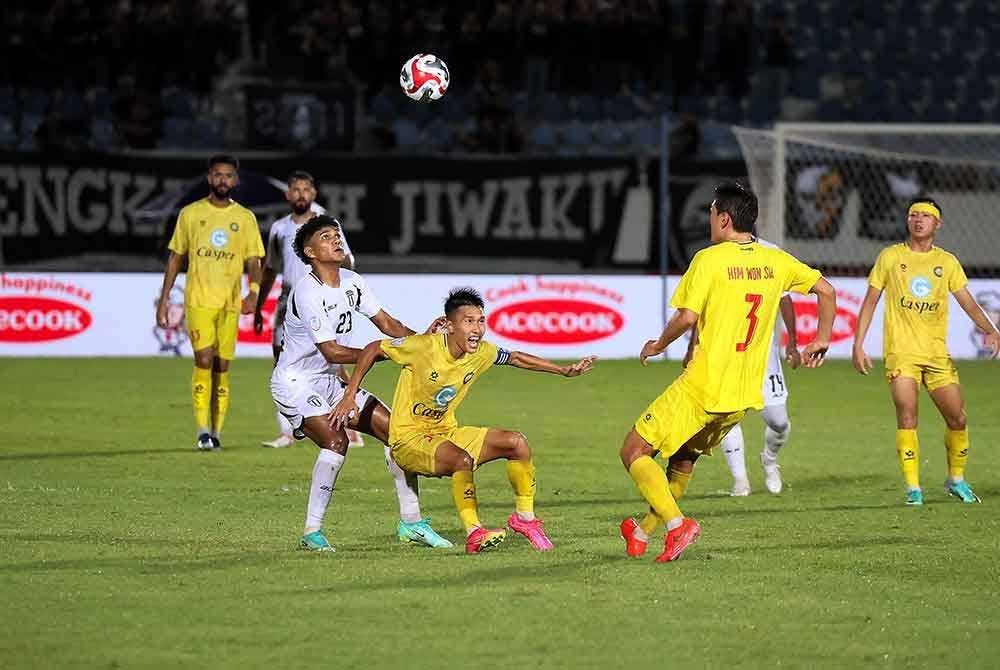 Pemain TFC, Muhammad Azam Azmi (dua dari kiri) mengasak kapten pasukan Dong A Thanh Hoa FC, Doan Ngoc Tan pada aksi kumpulan A Kejohanan Kelab ASEAN, Piala Shopee 2024/2025 di Stadium Sultan Mizan Zainal Abidin malam tadi - Foto: Bernama