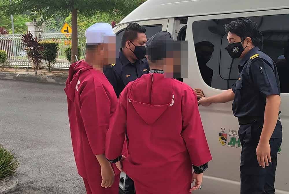 Kedua-dua suspek hadir ke mahkamah dengan diiring penguat kuasa JHEAINS.