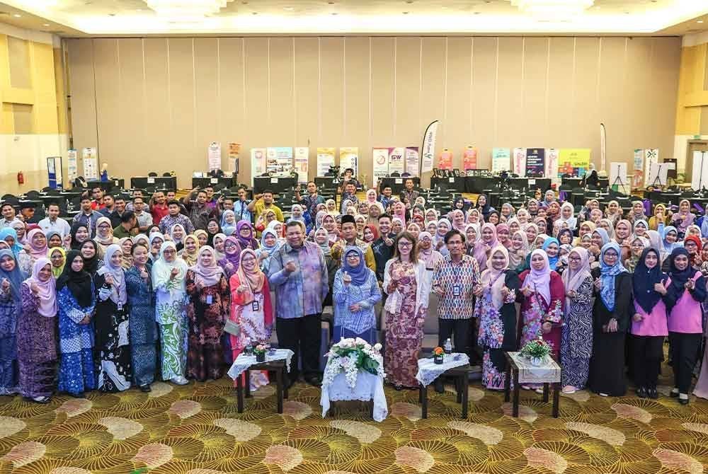 Rohani (tengah) merakam gambar bersama peserta Forum Advokasi Perancang Keluarga 2024, 'Kontraseptif Dalam Abad ke-21: Cabaran dan Peluang' yang diadakan di Kuala Nerus, pada Khamis.