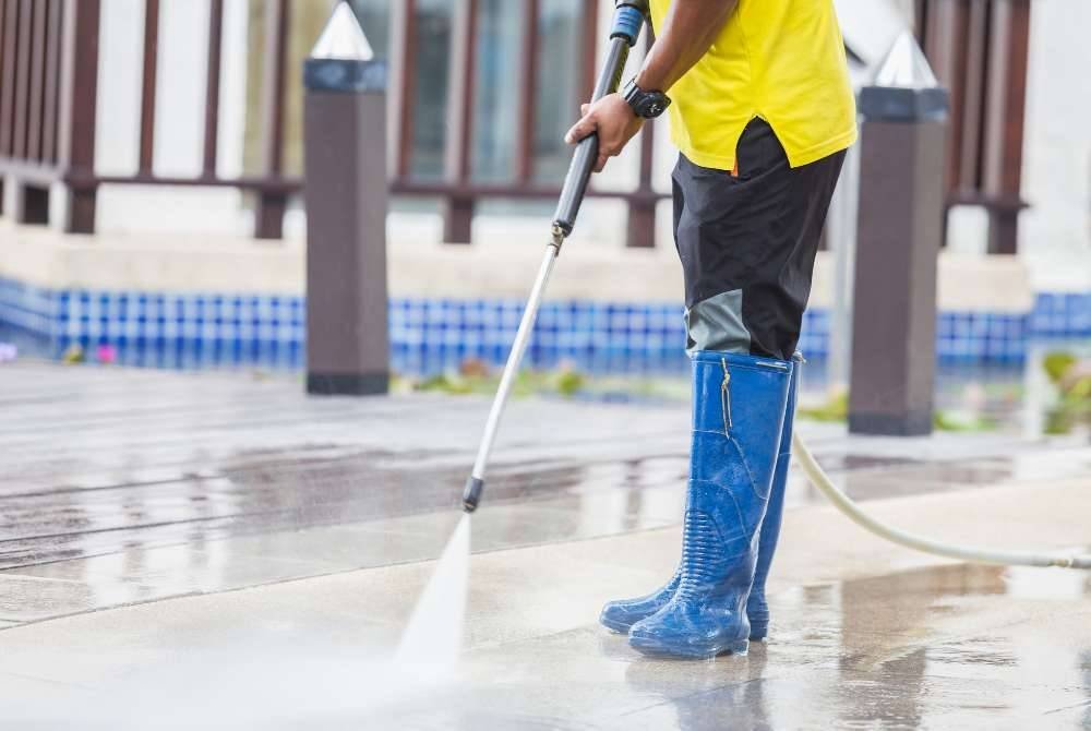 PENYUCIAN najis melalui kaedah itu hanya boleh dilakukan oleh orang Islam sahaja memandangkan ia merupakan satu bentuk ibadah yang dilakukan atas dasar keyakinan kepada perintah ALLAH SWT. -Foto: Canva