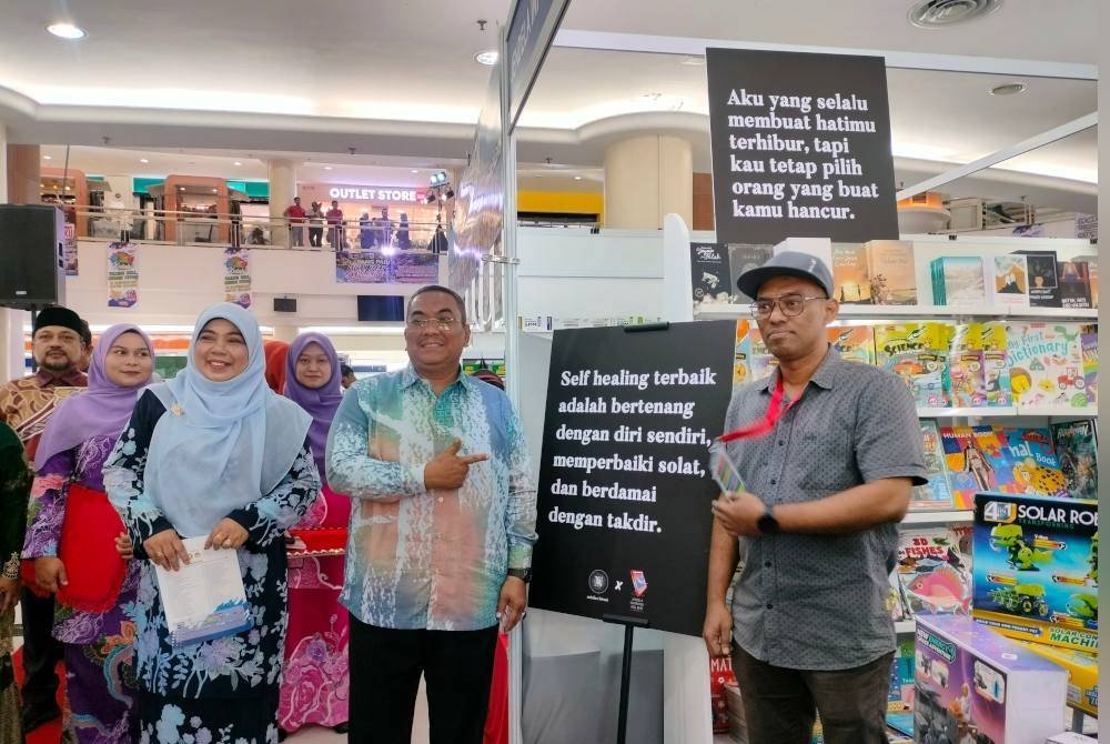Muhammad Sanusi melawat reruai sempena Pesta Buku Kedah 2024.