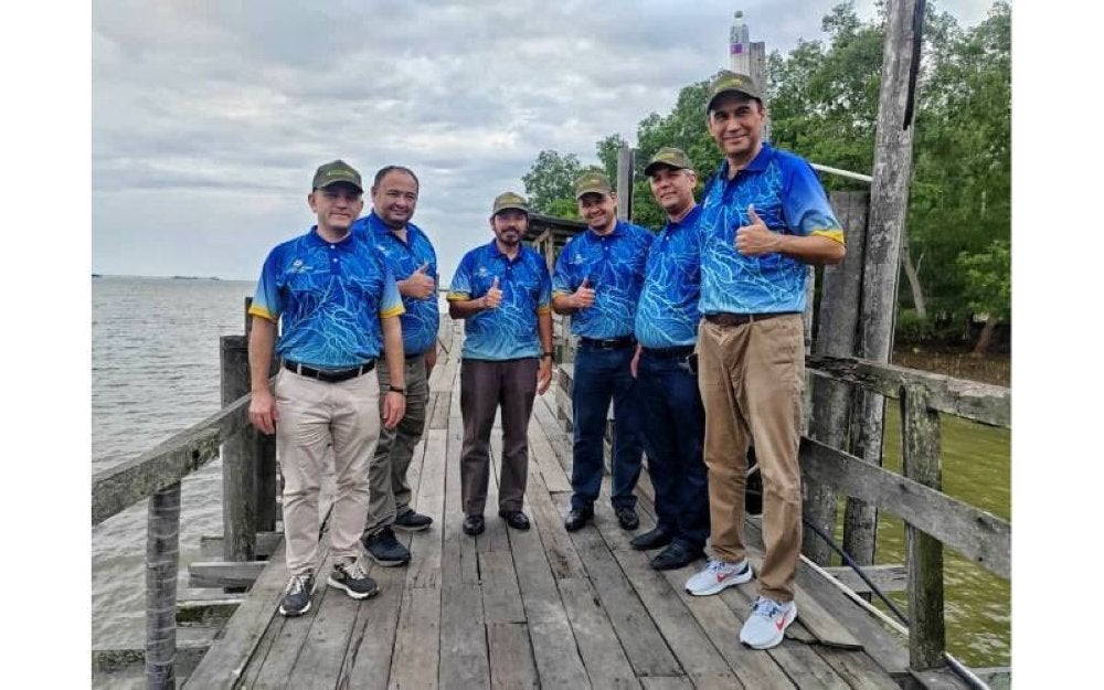 Mohd Uzir (tiga dari kiri) bergambar bersama delegasi Uzbekistan di Lukut Besar, Sungai Rambai, Bakar Arang, Port Dickson pada Khamis.
