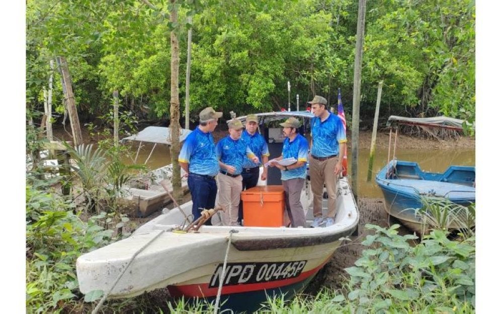 Mohd Uzir (empat dari kiri) menerangkan kepada delegasi Uzbekistan mengenai data pertanian 2024 yang direkodkan DOSM.