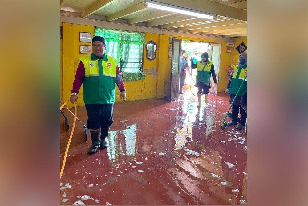 Sukarelawan Khidmat Malaysia mencuci rumah mangsa banjir selepas air surut.