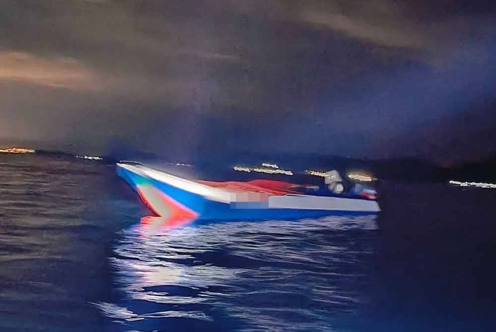 Bot yang ditinggalkan kumpulan individu yang nekad terjun ke laut di perairan Pulau Sepanggar, Kota Kinabalu.