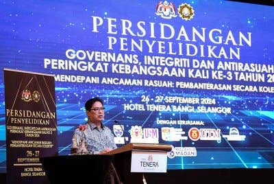 Azam menyampaikan ucaptama pada Persidangan Penyelidikan Governans, Intergriti dan Antirasuah Peringkat Kebangsaan kali ke-3 pada Khamis. Foto Bernama