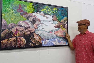 Ahmad Nazrin menunjukkan lukisan Sungai Rengat di Ulu Cheka, Jerantut, yang telah berjaya disiapkan bagi pameran 'The Scenic Sights of Pahang 2.0’ yang dijangka berlangsung bulan depan diGaleri ARTIC di Jalan Gambut.