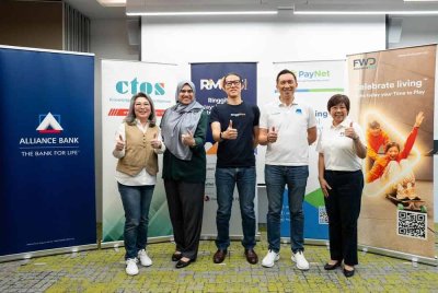 Dari kiri: Ketua Kumpulan Pegawai Perbankan Pelanggan Alliance Bank, Gan Pai Li; Pengurus Jangkauan Komuniti dan Acara CTOS, Noor Hazwani Mohamad Noor; Ketua Pegawai Eksekutif RinggitPlus, Siew Yuen Tuck; Ketua Pegawai Pemasaran PayNet Malaysia, Gary Yeoh dan Ketua Pegawai Pemasaran FWD, Susan Ong.