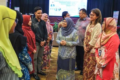 Rohani (tengah) beramah mesra bersama peserta Forum Advokasi Perancang Keluarga 2024, 'Kontraseptif Dalam Abad ke-21: Cabaran dan Peluang' yang diadakan di Kuala Nerus, pada Khamis.